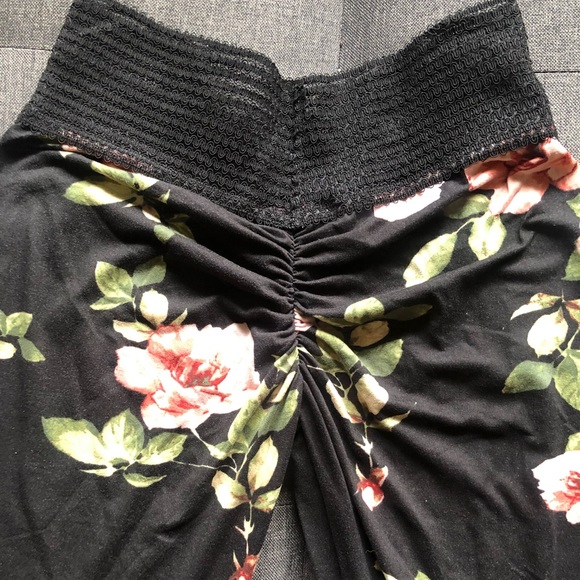 SOLD on Ⓜ️ Cute Booty Lounge Floral Legging XS - Picture 10 of 10